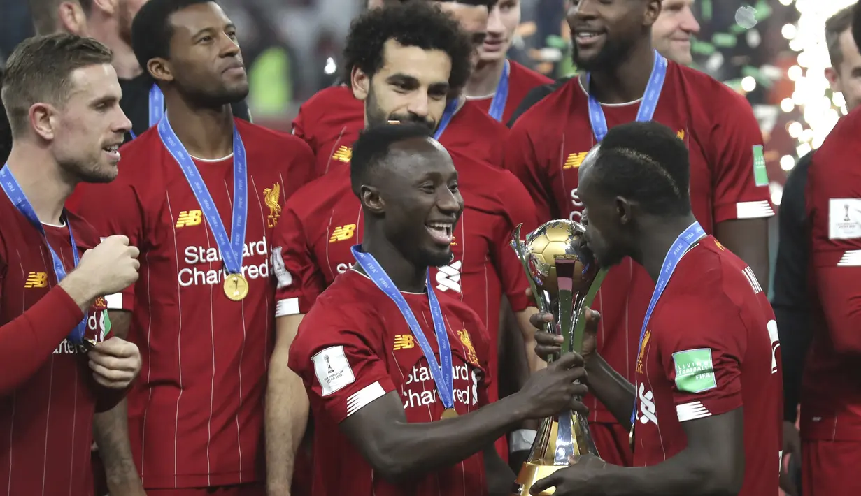 Penyerang Liverpool, Sadio Mane mencium trofi Piala Dunia Antarklub 2019 setelah mengalahkan Flamengo di Stadion Internasional Khalifa di Doha, Qatar (22/12/2019). Liverpool menang 1-0 atas Flamengo berkat gol tunggal Roberto Firmino di menit ke-99. (AP Photo/Hassan Ammar)