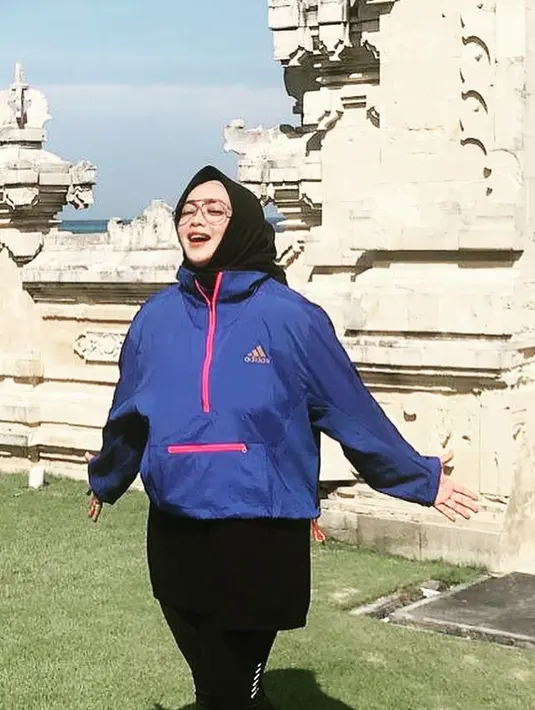 Teddy Syach yang ditemui usai pemakaman sang istri di TPU Tanah Kusir, Jakarta Selatan, Rabu (3/3/2021), menceritakan kenangan bersama Rina. Begitu juga dengan keinginan terakhirnya sebelum meninggal dunia. (Instagram/rinaguanawan74)