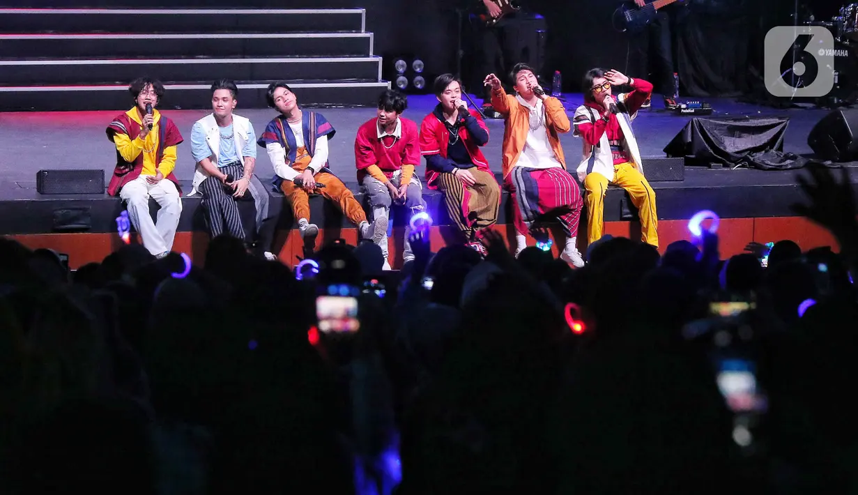 Boyband asal Indonesia, UN1TY saat menghibur para penggemar mereka di Jakarta, Sabtu (17/12). UN1TY menggelar konser tunggal pertama kalinya yang bertajuk “UN1VERSARY: The Show”. (Liputan6.com/Angga Yuniar)