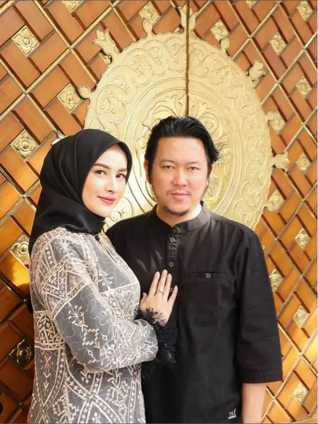10 Tahun Menikah, Ini 6 Potret Terbaru Richie Eks Five Minutes dan Angel Qulbiah