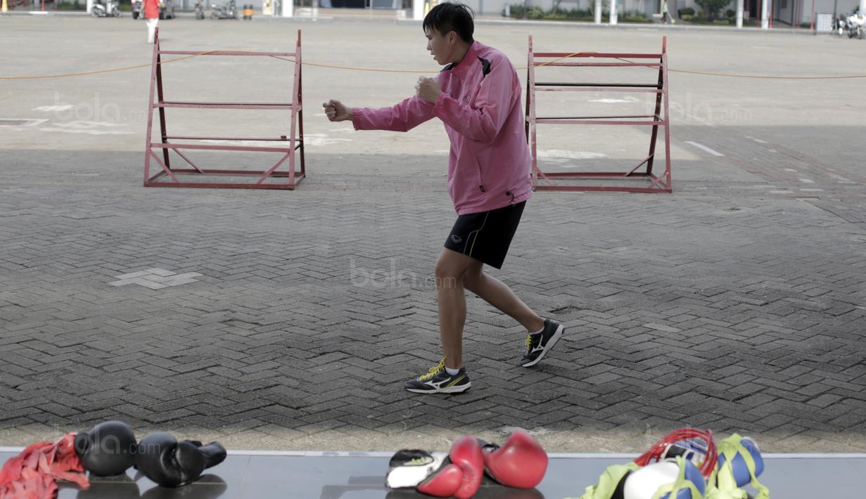 Seorang petinju asal Thailand melakukan gerakan pukulan saat berlatih di Arena Hall D PRJ, Kemayoran, Jakarta, Minggu (11/2/2018). Tim tinju Thailand menjadi salah satu kekuatan yang perlu di waspadai Indonesia. (Bola.com/Nick Hanoatubun)