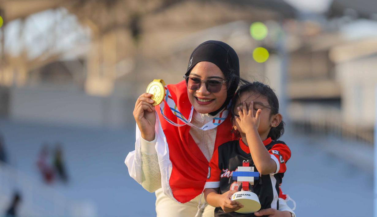 Diananda pun menjadi yang terbaik di nomor recurve individu putri dan berhasil meraih medali emas nomor individual recurve putri SEA Games 2025. Tampak dalam foto, atlet panahan Indonesia, Diananda Choirunisa (kiri) berpose usai memastikan meraih medali emas di nomor individual recurve putri SEA Games 2025 di Football Field 1, Sports Authority of Thailand, Bangkok, Rabu (17/12/2025). (Bola.com/Bagaskara Lazuardi)