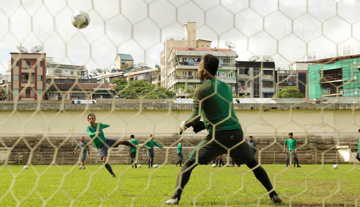 Para pemain Timnas Indonesia U-19 berlatih tembakan jarak jauh di Stadion Padomar, Yangon, Sabtu (9/9/2017). Pada laga Piala AFF U-18 selanjutnya Timnas U-19 akan melawan Vietnam U-19. (Liputan6.com/Yoppy Renato)