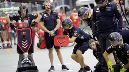 Mekanik Red Bull bersiap menanti kedatangan pebalap Max Verstappen pada sesi latihan bebas F1 GP Singapura di Marina Bay City Circuit, (15/9/2017). (AP/Wong Maye-E)