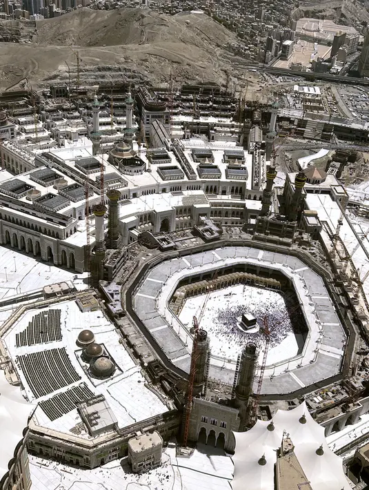 Sebuah gambar pada 4 Juli 2022 menunjukkan pandangan umum Ka'bah (tengah) di Masjidil Haram, kota suci Mekah saat Arab Saudi menampung sekitar satu juta orang, termasuk 850.000 dari luar negeri, untuk ziarah haji. Setidaknya 650.000 peziarah luar negeri telah tiba sejauh ini di Arab Saudi, kata pihak berwenang pada hari Minggu. (Rania SANJAR / AFP)