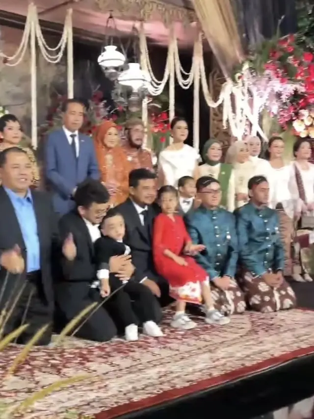 Potret Keluarga Jokowi Kondangan Bareng. [@jokowi]