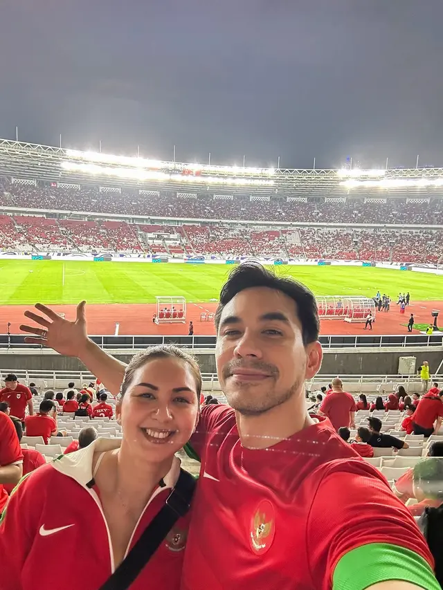 8 Potret Artis Nonton Timnas Indonesia Vs Bahrain di GBK, Kompak Pakai Jersey