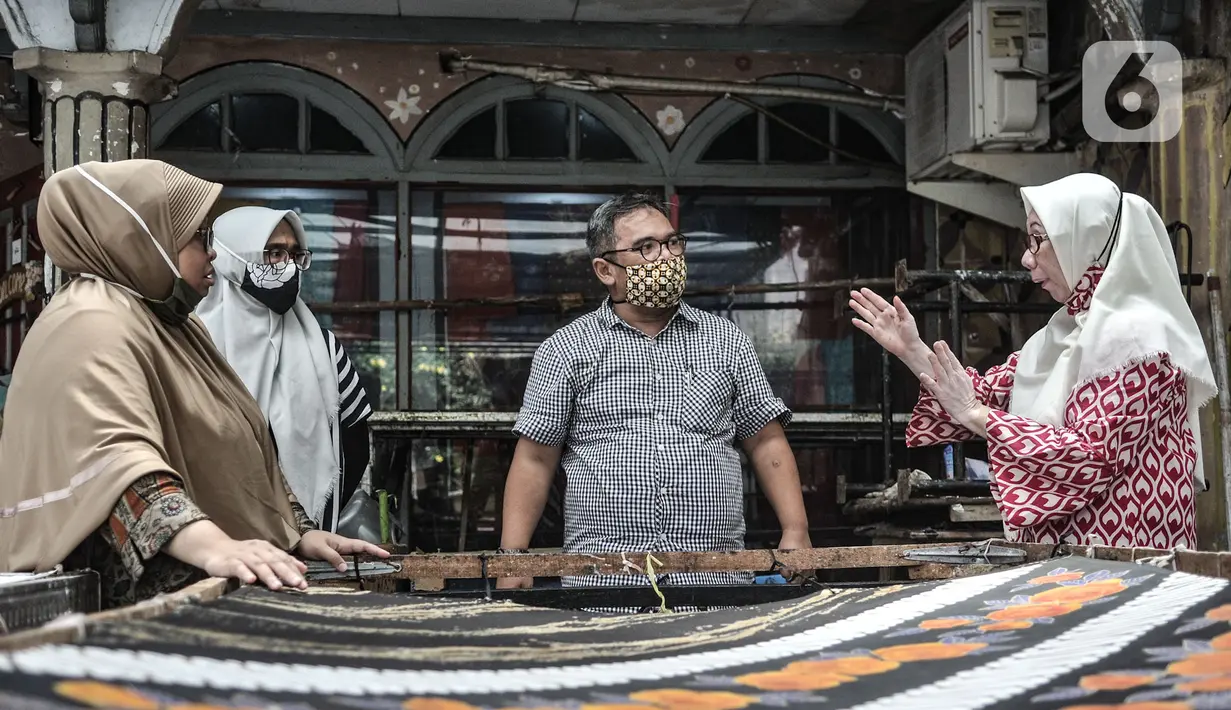 Pembatik disabilitas berbincang pendiri Rumah Batik Palbatu, Budi Darmawan di Jakarta, Kamis (3/12/2020). Penyandang disabilitas dipercaya membuat kain batik sebagai upaya memberi kesempatan berkiprah dan berkarya dalam melestarikan budaya meski dalam keterbatasan. (merdeka.com/Iqbal S. Nugroho)