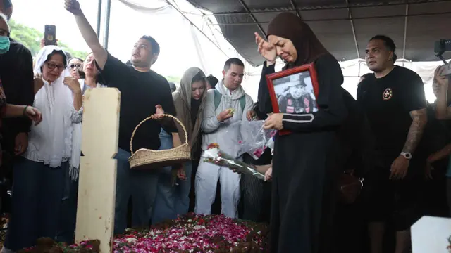Isak Tangis dan Suasana Haru Iringi Prosesi Pemakaman Gary Iskak