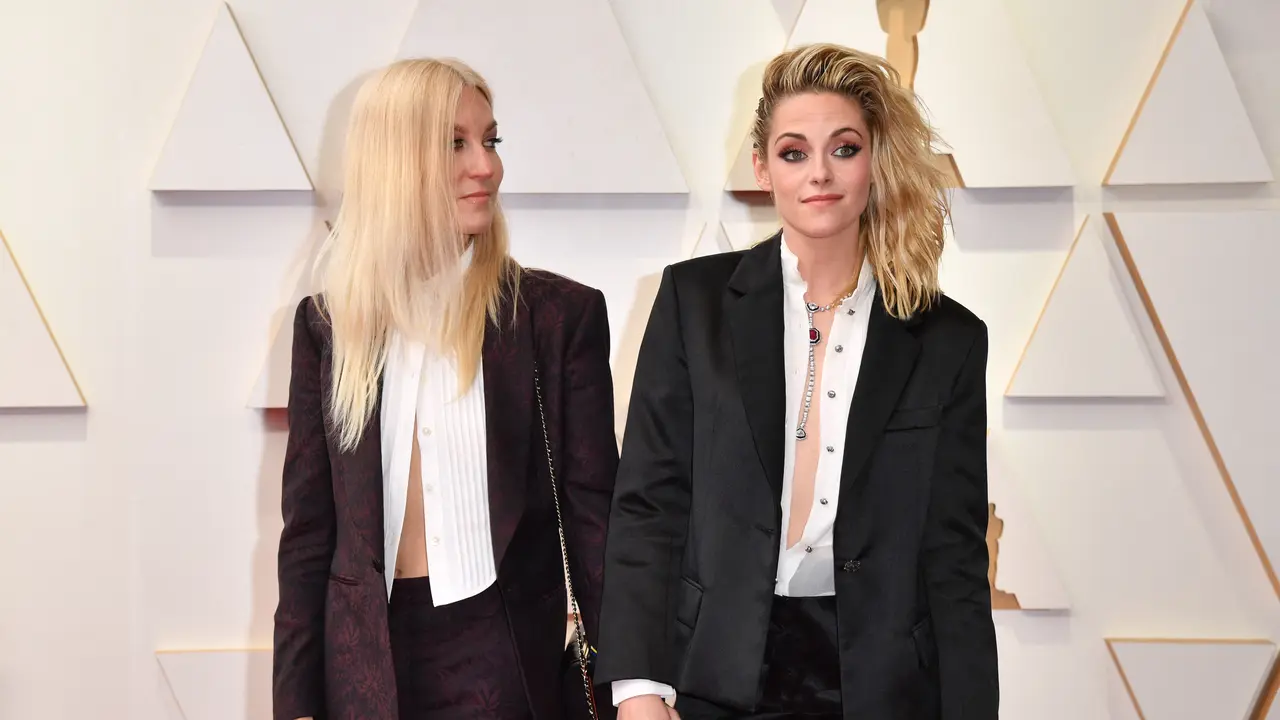 Kristen Stewart Nikahi Kekasih Perempuannya Dylan Meyer di Restoran Meksiko, Kaus Putih Berbalut Jaket Jadi Busana Pengantinnya
