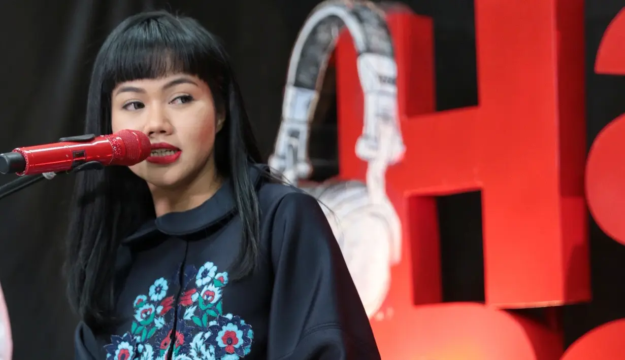 Hari ini, bertepatan dengan hari Kartini. Setiap tanggal 21 April, masyarakat Indonesia memperingati hari Kartini. Perjuangan Kartini itu hingga akhirnya banyak yang menjadikan sebagai panutan. Begitu juga Yura Yunita. (Adrian Putra/Bintang.com)