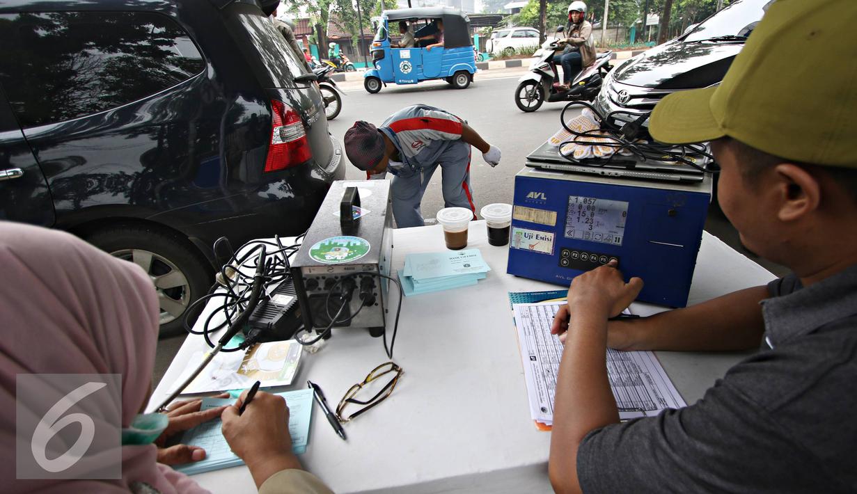 Petugas mendata kendaraan saat uji emisi di kawasan Rawamangun, Jakarta, Selasa (26/4). Kegiatan tersebut diadakan untuk mengukur kualitas udara perkotaan serta mengontrol gas buang kendaraan agar tetap layak jalan. (Liputan6.com/Immanuel Antonius)
