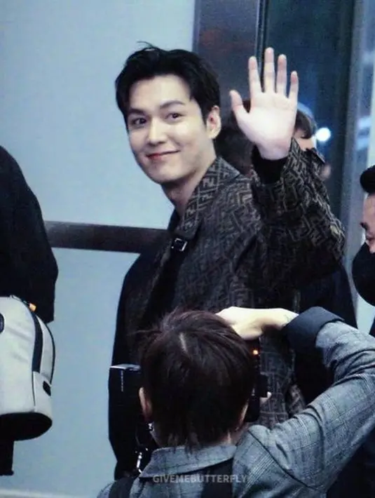 Lee Min Ho pun nampak memesona menunjukkan senyumnya kepada para penggemar, yang menanti kehadirannya. (Foto: givemebutterfly/kapanlagi)