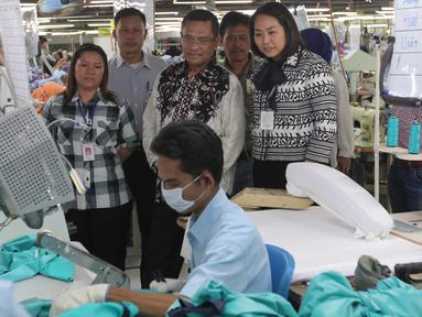 Menteri Perindustrian Saleh Husin berkunjung ke pabrik PT Pan Brother di Tangerang, Banten,  Selasa (13/10/2015). Menurut Menperin, penanaman modal dan pengembangan industri akan terus melaju sesuai paket kebijakan ekonomi. (Liputan6.com/Angga Yuniar)