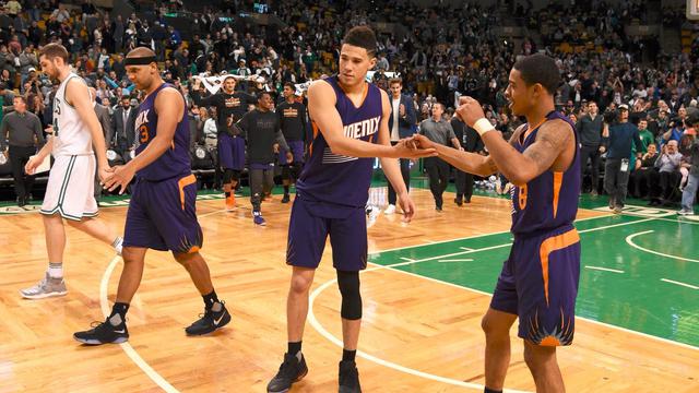 Pemain muda Phoenix Suns Devin Booker (tengah) saat melawan Antonio Spurs (NBA)
