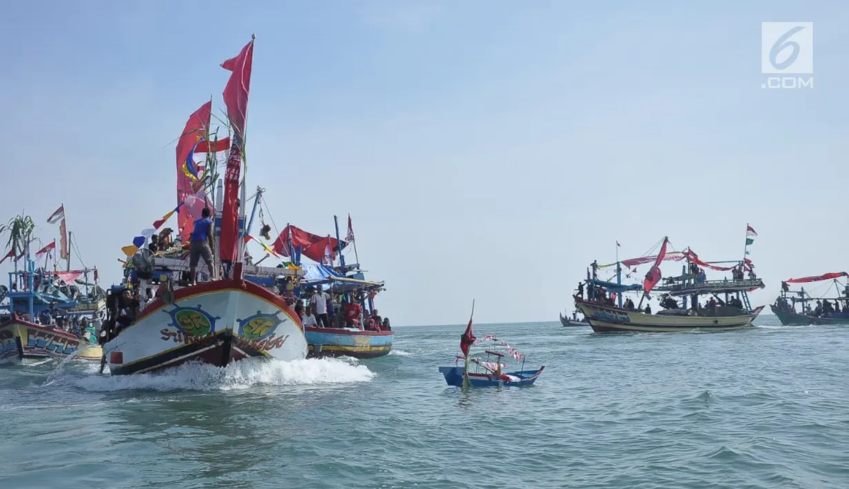 Nelayan Desa Sendang Sikucing Kendal, Jawa Tengah melakukan ritual pesta laut  dengan berdoa bersama di muara pantai, Minggu (7/10). Dalam ritual ini para nelayan kemudian melarung kepala kerbau di  tengah laut. (Liputan6.com/Gholib)