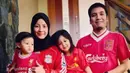 Desta juga kompak kenakan jersey tim sepak bola kesayangannya Liverpool dengan istri dan sang buah hatinya.