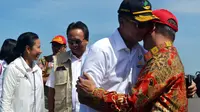 Gubernur Bengkulu Rohidin Mersyah menyambut kedatangan Menteri Sosial Agus Gumiwang Kartasasmita dan Menteri BUMN Rini Soemarno yang mengunjungi korban banjir di Bengkulu (Liputan6.com/Yuliardi Hardjo)