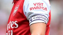 Logo "Visit Rwanda" terlihat di lengan gelandang Arsenal asal Norwegia, Martin Odegaard, dalam pertandingan persahabatan klub antara Arsenal dan Sevilla di Stadion Emirates, London, pada 30 Juli 2022. (JUSTIN TALLIS/AFP)
