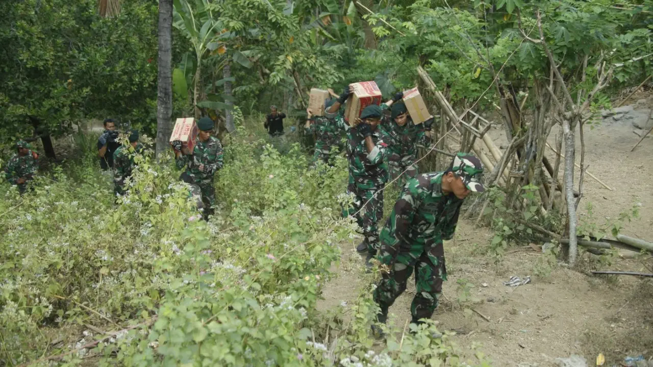 Danrem 162/WB Salurkan Bantuan ke titik sulit terjangkau (dok.TNI AD)