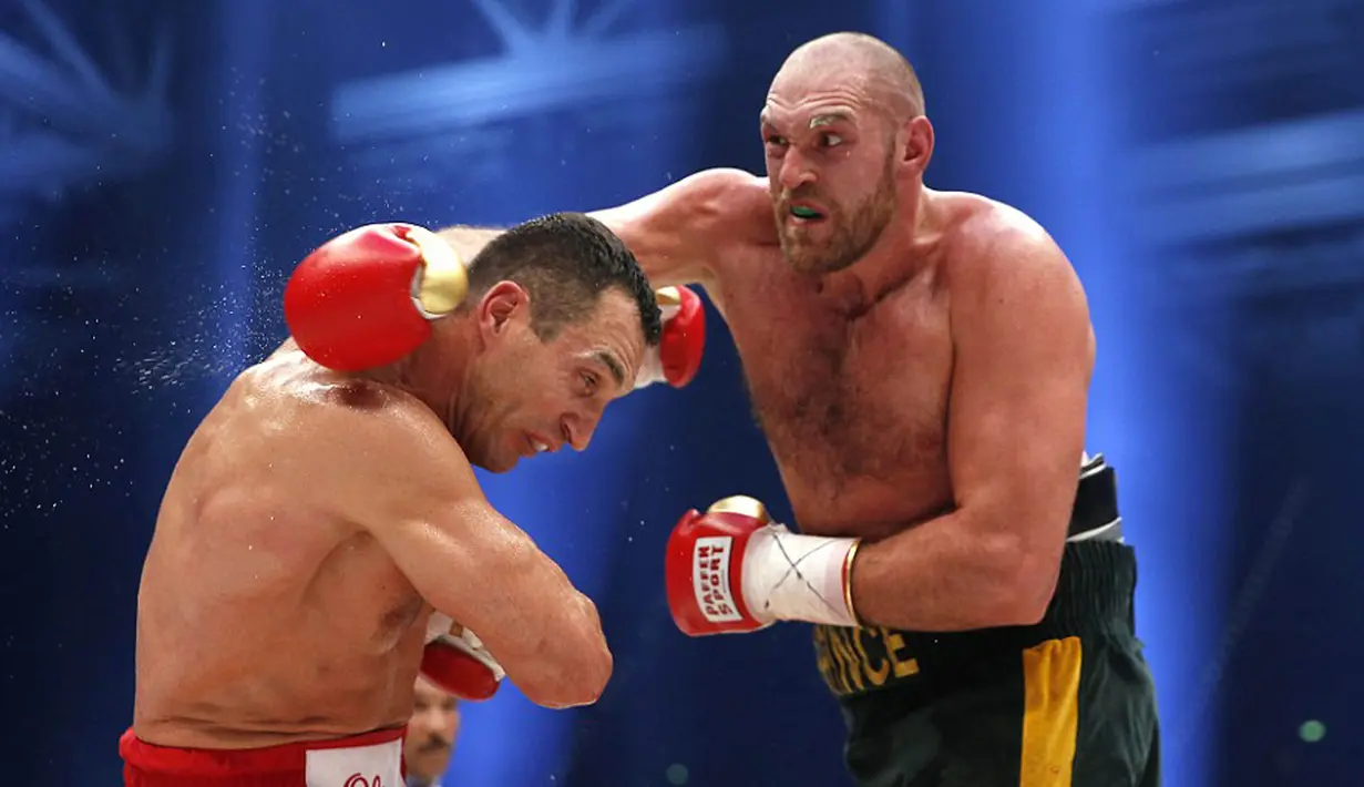 Pertandingan tinju antara Wladimir Klitschko melawan Tyson Fury, Dusseldorf, Minggu (29/11/2015). Tyson Fury berhasil mengalahkan dengan kemenangan angka mutlak. (Dailymail.co.uk)