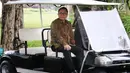 Ketua MPR Zulkifli Hasan menaiki mobil golf untuk meninggalkan Kompleks Istana Kepresidenan, Jakarta, Selasa (18/7). Zulkifli melakukan pertemuan tertutup dengan Presiden Joko Widodo (Jokowi) untuk membicarakan berbagai isu. (Liputan6.com/Angga Yuniar)