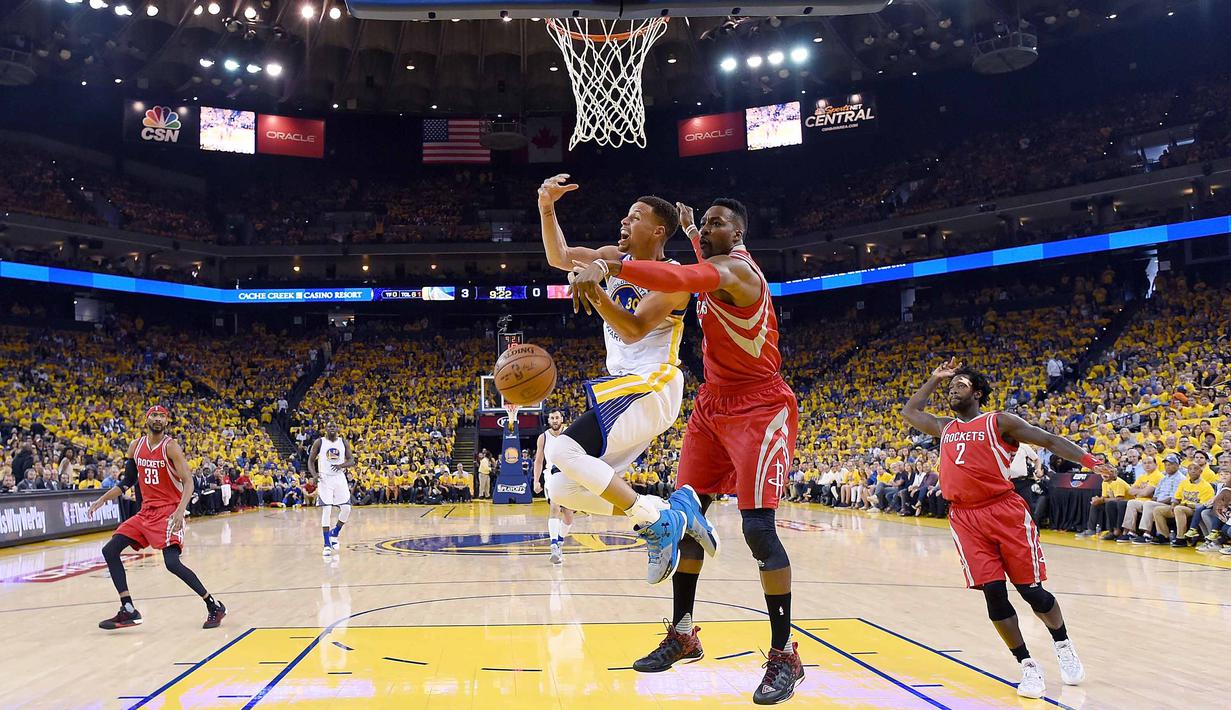 Aksi Stephen Curry #30 saat timnya melawan Houston Rockets pada Quarterfinals 2016 NBA Playoffs di ORACLE Arena, Oakland, California, (16/4/2016). (Thearon W. Henderson/Getty Images/AFP)