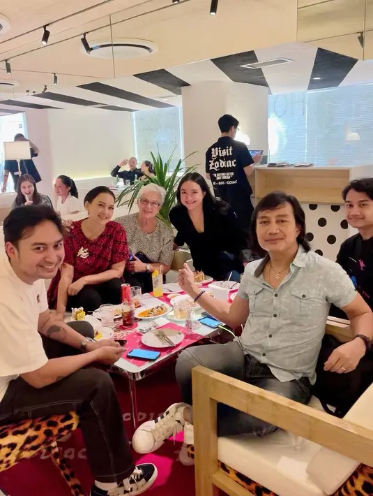 Momen hangat tidak hanya bersama anak  dan cucu, tapi juga bersama mantan anak mantu. Menikmati kuliner bersama Katon Bagaskara. "Judulnya: Oma gaolllllll 😁😎 Sunday family dinner…yg milih tempat Radya…si DJ…jadilah oma2 umur 76th main ke Zodiac…Hahahha…" tulis Ira. [Instagram/irawbw]