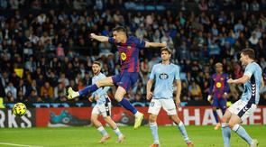 Robert Lewandowski mencetak gol di laga Celta Vigo vs Barcelona di pekan ke-12 La Liga 2025/2026 di Balaidos, Senin (10/11/2025) dini hari WIB. (AP Photo/Lalo R. Villar)