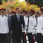 PM Inggris David Cameron  ditemani PM ketiga Singapura Lee Hsien Loong menginspeksi barisan tentara dalam seremonial penyambutan di Istana Kepresidenan Singapura, Rabu (29/7/2015).  Inggris ingin perkuat kerja sama dengan negara ASEAN. (REUTERS/Edgar Su)