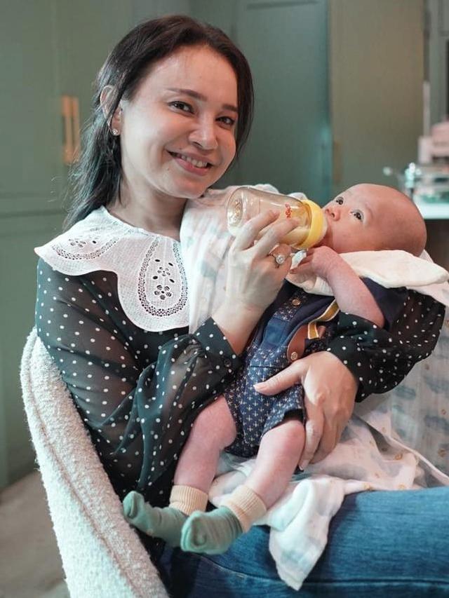 Rossa momong bayi Rayyanza (Foto: Instagram/@itsrossa910)