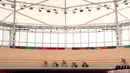 Atlet tim para cycling Indonesia melakukan latihan di track Velodrome, Rawamangun, Jakarta, Selasa (2/10). 14 atlet para cycling akan berlaga pada Asian Para Games 2018 pada 6 hingga 13 Oktober mendatang. (Liputan6.com/Helmi Fithriansyah)