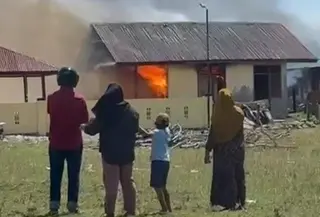 Peristiwa ini berakar dari diamankannya seorang warga berinisial R pada Jumat sore (19/12/2025). R diduga terlibat dalam tindak pidana penyalahgunaan narkotika. Namun, dalam proses penanganan, tersangka R tidak berada di tempat penahanan atau melarikan diri, yang memicu kepolisian segera melakukan pengejaran.