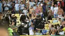 Polisi melakukan tindakan represif terhadap suporter Argentina menjelang laga Kualifikasi Piala Dunia 2026 antara Brasil melawan Argentina di Stadion Maracana, Brasil, Rabu (22/11/2023) WIB. (AFP/Carl De Souza)