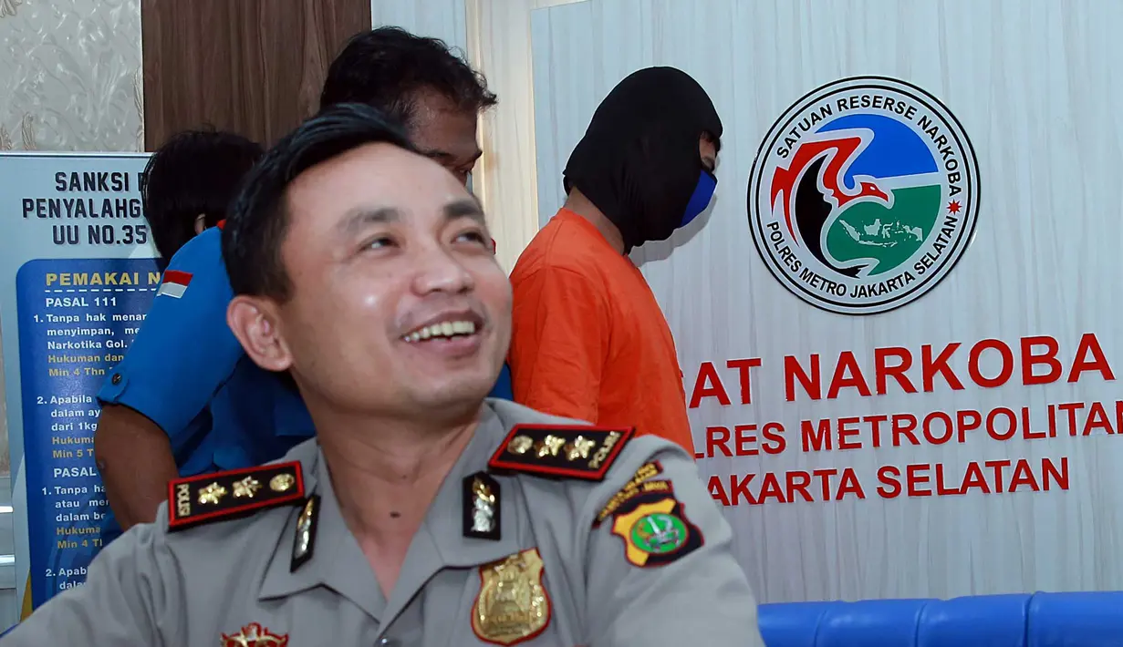 Ketika ditangkap di kediamannya, artis berusia 28 tahun tersebut sedang berada di kamarnya. Keluarga yang membukakan pintu pun diakui oleh Surawan sangat kooperatif. (Deki Prayoga/Bintang.com)