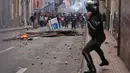 Polisi anti huru hara saat menghadapi demonstran selama bentrokan di Quito (7/10/2019). Para demonstran memprotes terhadap keputusan Presiden Ekuador Lenin Moreno yang mencabut subsidi bahan bakar. (AFP Photo/Cristina Vega)