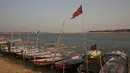 Sejumlah kapal bersandar di tepi Sungai Gangga di Allahabad, India, Selasa (21/3). Pengadilan di India utara memberikan hak hukum yang sama sebagai manusia untuk dua sungai yang disucikan umat Hindu, yakni Gangga dan Yamuna. (AP Photo/Rajesh Kumar Singh)
