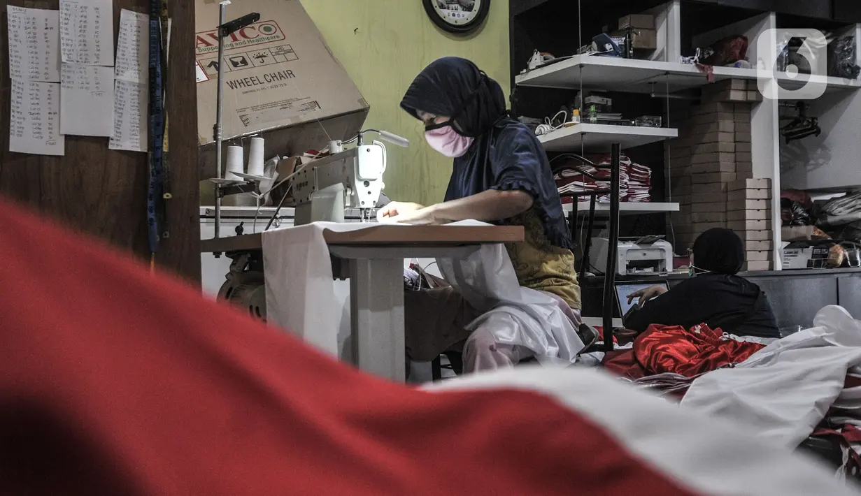 Pekerja menyelesaikan pembuatan bendera Merah Putih di industri rumahan benderaindonesia.com, Jakarta, Selasa (3/8/2021). Bendera Merah Putih di toko online ini dijual dengan harga kisaran Rp6.000 hingga Rp300 ribu per buah tergantung ukuran dan jenis bahan. (merdeka.com/Iqbal S Nugroho)