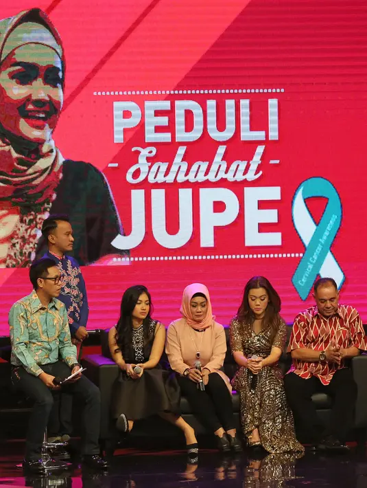 Di acara ini, ternyata Jupe turut hadir dan menyaksikan meskipun hanya melalui sambungan video call. Dari tempat tidur di RSCM, Jakarta Pusat, Jupe turut menyaksikan acara itu dari awal sampai akhir. (Bambang E. Ros/Bintang.com)