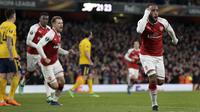 Striker Arsenal, Alexandre Lacazette, melakukan selebrasi usai mencetak gol ke gawang Atletico Madrid pada laga semifinal Liga Europa di Stadion Emirates, Kamis (26/4/2018). Arsenal ditahan 1-1 oleh Atletico Madrid. (AP/Tim Ireland)