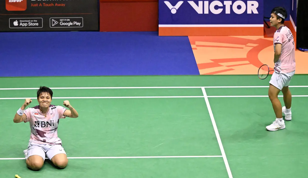 Selebrasi ganda putri Indonesia, Apriyani Rahayu (kiri) dan Siti Fadia Silva Ramadhanti setelah menyudahi perlawanan wakil Malaysia, Pearly Tan/Thinaah Muralitharan pada laga final ganda putri Hong Kong Open 2023 di Hong Kong Coliseum, Minggu (17/9/2023) siang WIB. Apriyani/Siti Fadia menang rubber game 14-21, 24-22 dan 21-9.(AFP/Peter Parks)