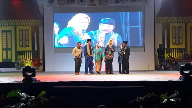Wali kota Airin Rachmi bermain lenong dengan H Bolot dan Narji, Minggu (18/11/2018).