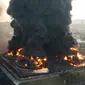 Tangkapan kamera drone kebakaran hebat yang melanda kilang minyak Balongan milik Pertamina di Kabupaten Indramayu, Jawa Barat. (Liputan6.com/ BPBD Indramayu)