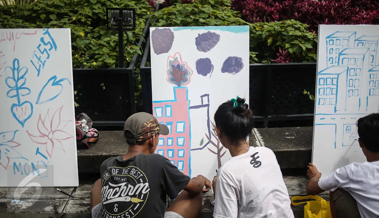 Sejumlah pengunjung mengikuti aksi melukis disela kegiatan Car free Day (CFD) di kawasan Bundaran HI, Jakarta, Minggu (12/2). Aksi yang digelar oleh Greenpeace itu untuk mengenalkan masyarakat tentang sadar polusi. (Liputan6.com/Faizal Fanani)