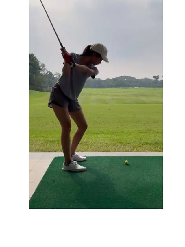 7 Gaya Maudy Ayunda saat Main Golf, Curi Perhatian