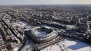 Stadion Yankee dan sekelilingnya memutih diselimuti salju di  Bronx Borough, New York City, Amerika Serikat,  (5/1). Cuaca ekstrem dan terpaan Topan Bom membuat wilayah AS diselimuti salju cukup tebal. (John Moore/AFP)