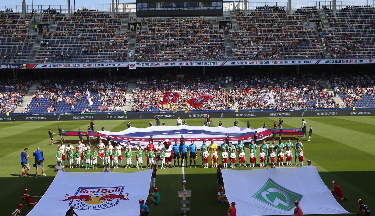 Suasana laga babak semifinal antara RB Salzburg melawan Werder Bremen di turnamen Audi Quattro Cup. (Bola.com/Reza Khomaini)