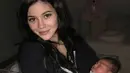 Terlihat Stormi tersenyum bahagia di sisi Kylie Jenner yang juga melontarkan kebahagiaan yang sama. (instagram/kyliejenner)