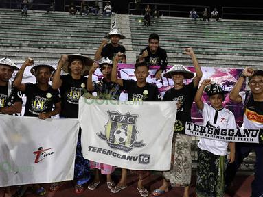 Suporter T-Team dengan atribut unik memberi dukungan kepada tim kesayangannya saat berlaga pada babak play-off Malaysia Super League melawan ATM di Stadion Perak, Malaysia, Sabtu (30/1/2016). (Bola.com/Nicklas Hanoatubun)