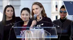 Natalie Portman mengenakan kaos hitam bertuliskan Time's Up yang dipadukan dengan outer hitam (instagram/girls.irl)